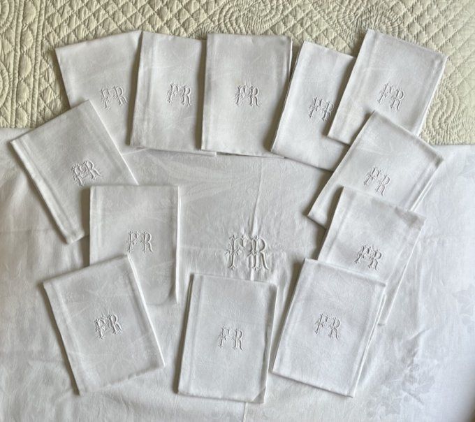 Très grande nappe et 12 serviettes assorties, tissu damassé, monogramme FR