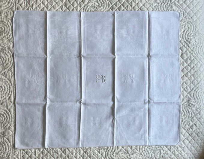 Très grande nappe et 12 serviettes, tissu damassé, monogramme FR