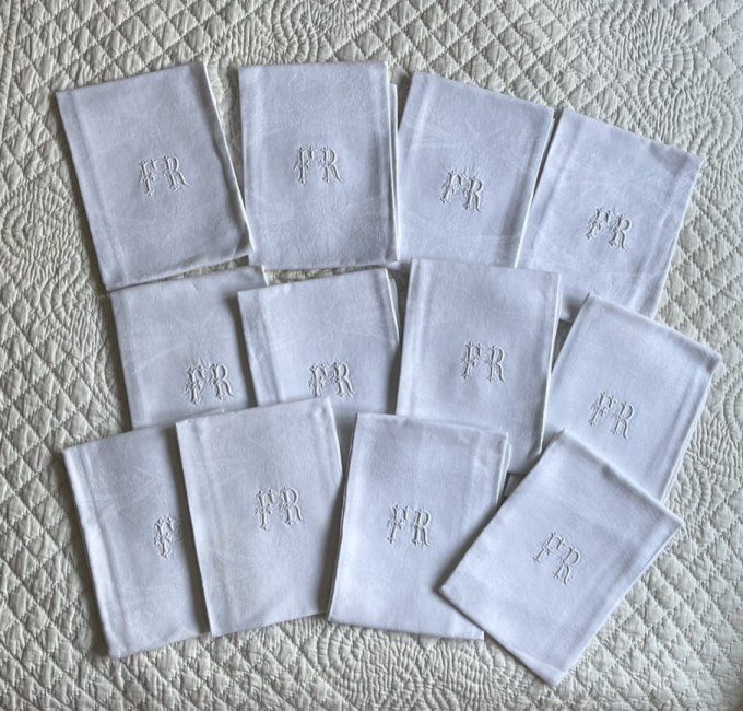 Très grande nappe et 12 serviettes, tissu damassé, monogramme FR