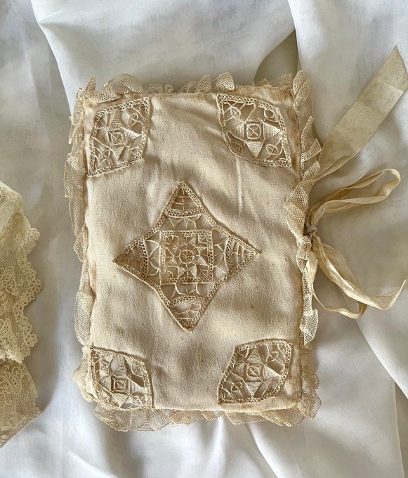 Très rare ! Ancienne couverture de livre en dentelle, tulle, soie ...