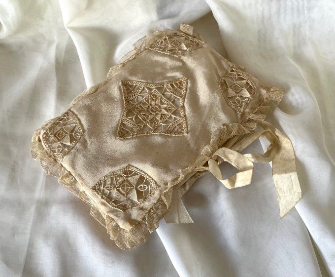 Très rare ! Ancienne couverture de livre en dentelle, tulle, soie ...