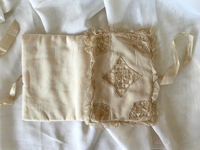 Très rare ! Ancienne couverture de livre en dentelle, tulle, soie ...
