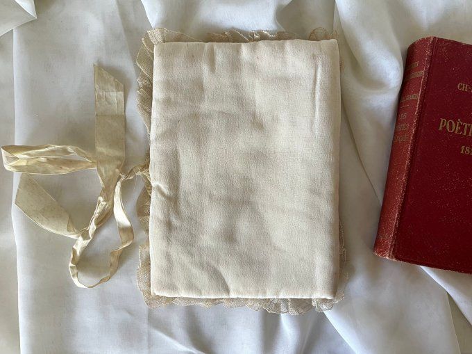 Très rare ! Ancienne couverture de livre en dentelle, tulle, soie ...