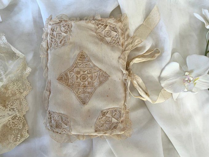 Très rare ! Ancienne couverture de livre en dentelle, tulle, soie ...