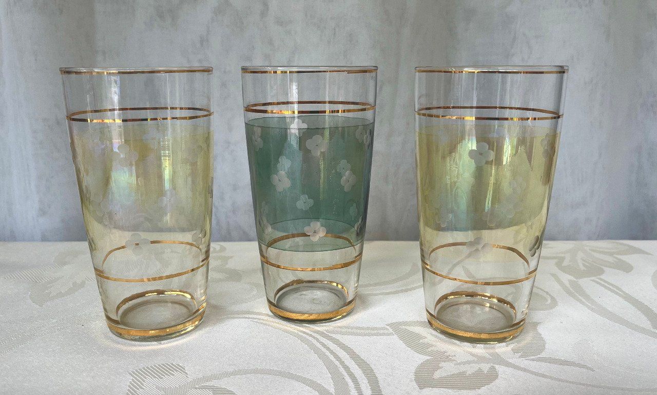 Trio de verres vintage à orangeade, à eau, à sirop .... teintés dans la masse à liserés dorés