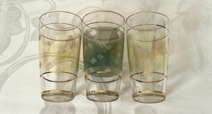 Trio de verres orangeade vintage teintés dans la masse à liserés dorés