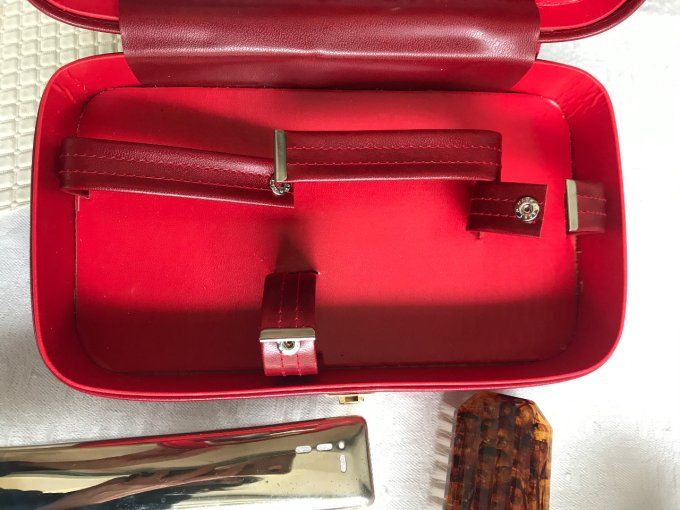 Trousse de toilette vintage, originale par sa couleur rouge / bordeaux