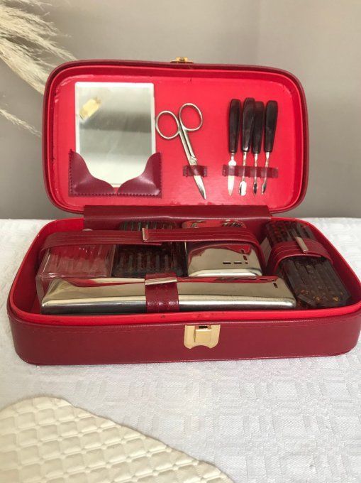 Trousse de toilette vintage, originale par sa couleur rouge / bordeaux