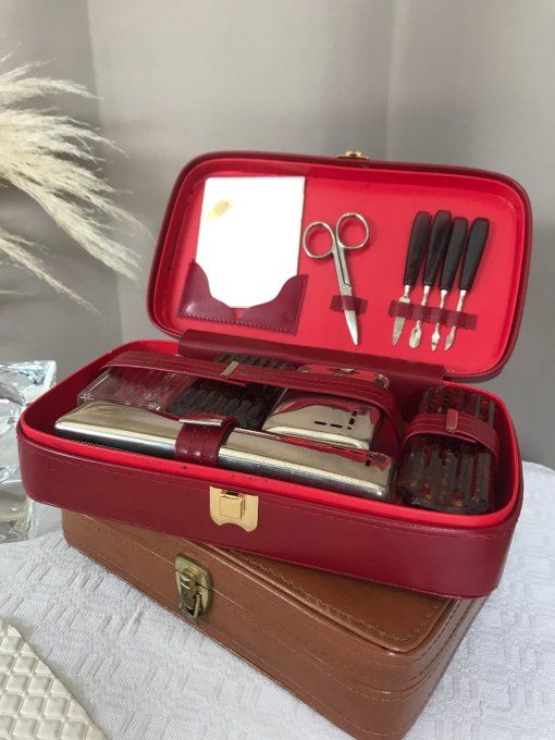 Trousse de toilette vintage, originale par sa couleur rouge / bordeaux