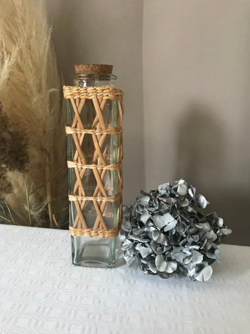 Vase, bouteille avec tressage en osier