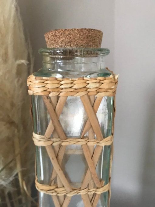 Vase, bouteille avec tressage en osier
