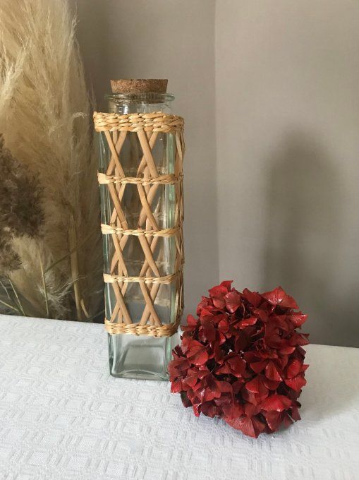 Vase, bouteille avec tressage en osier