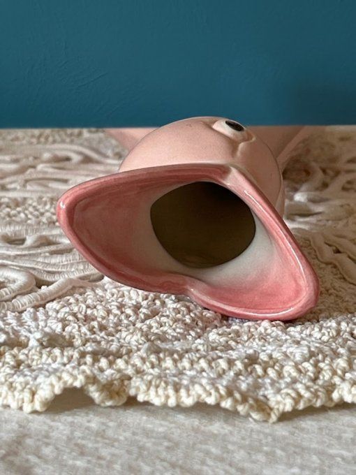 Vase / carafe décorative en céramique rose, oiseau stylisé, peint à la main