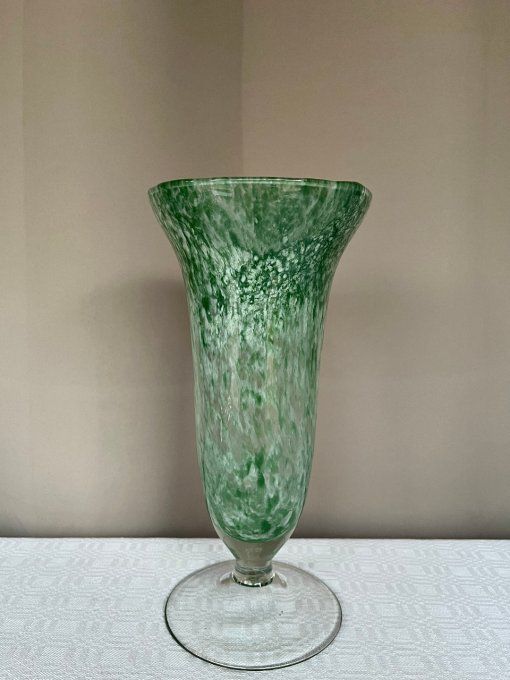 Vase en verre soufflé, vert et blanc
