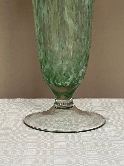 Vase en verre soufflé, vert et blanc