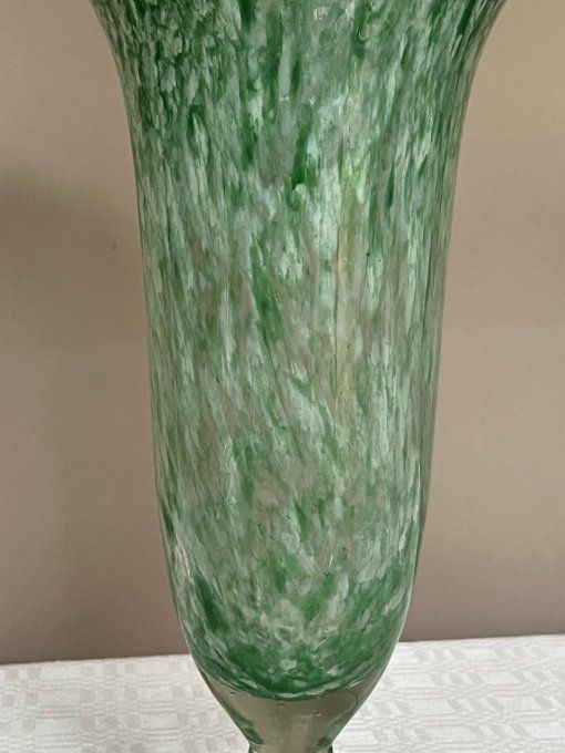 Vase en verre soufflé, vert et blanc