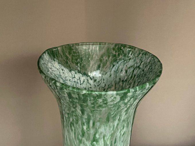 Vase en verre soufflé, vert et blanc