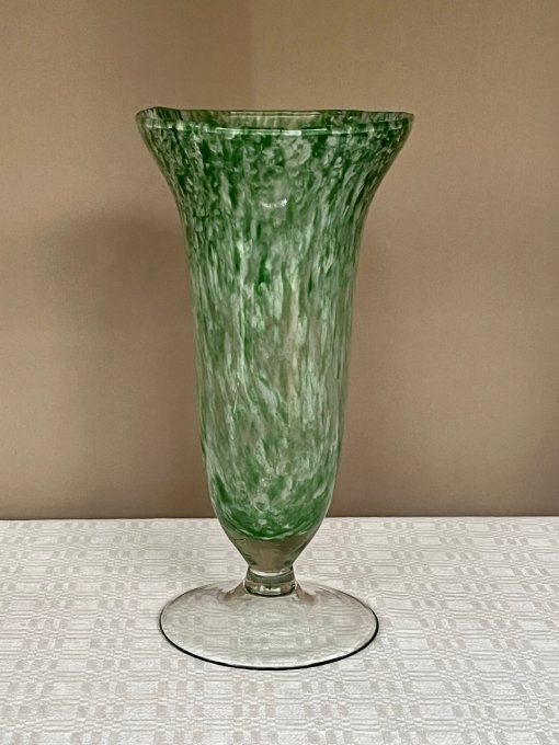 Vase en verre soufflé, vert et blanc