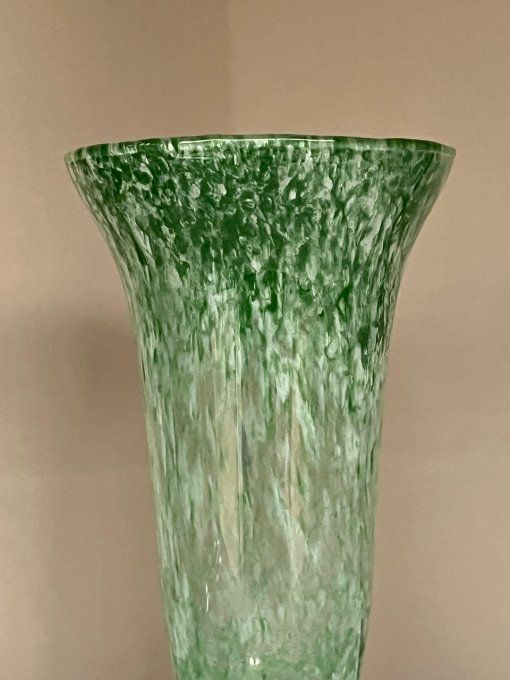 Vase en verre soufflé, vert et blanc