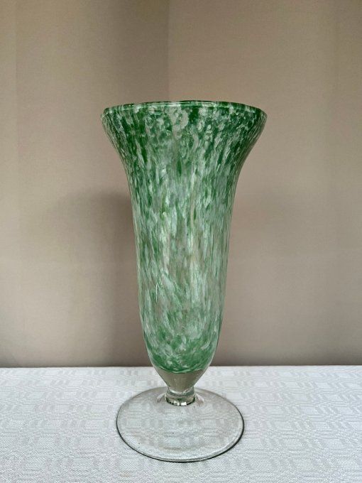 Vase en verre soufflé, vert et blanc