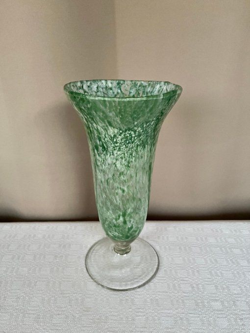 Vase en verre soufflé, vert et blanc