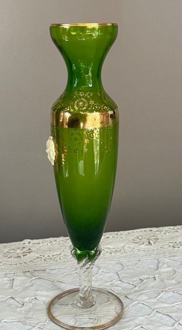 Vase soliflore en verre vert néo-classique à piédouche torsadé et médaillon profil antique