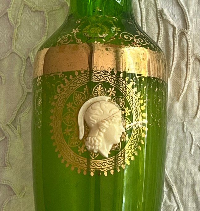 Vase soliflore en verre vert néo-classique à piédouche torsadé et médaillon profil antique