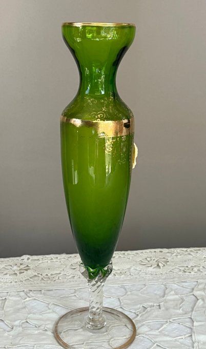 Vase soliflore en verre vert néo-classique à piédouche torsadé et médaillon profil antique