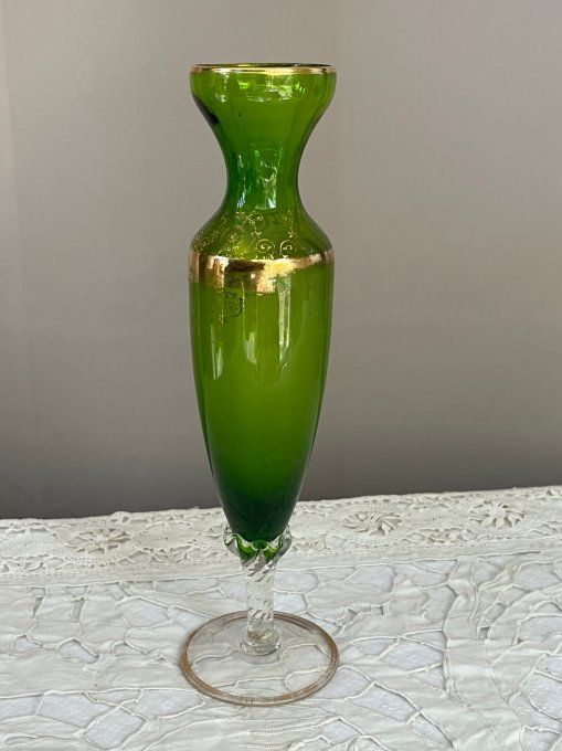 Vase soliflore en verre vert néo-classique à piédouche torsadé et médaillon profil antique
