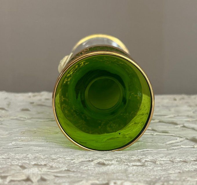 Vase soliflore en verre vert néo-classique à piédouche torsadé et médaillon profil antique