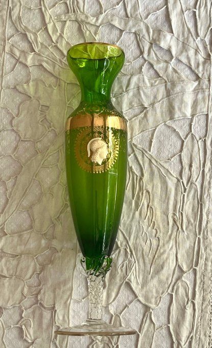Vase soliflore en verre vert néo-classique à piédouche torsadé et médaillon profil antique
