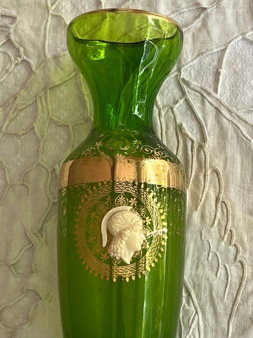 Vase soliflore en verre vert néo-classique à piédouche torsadé et médaillon profil antique