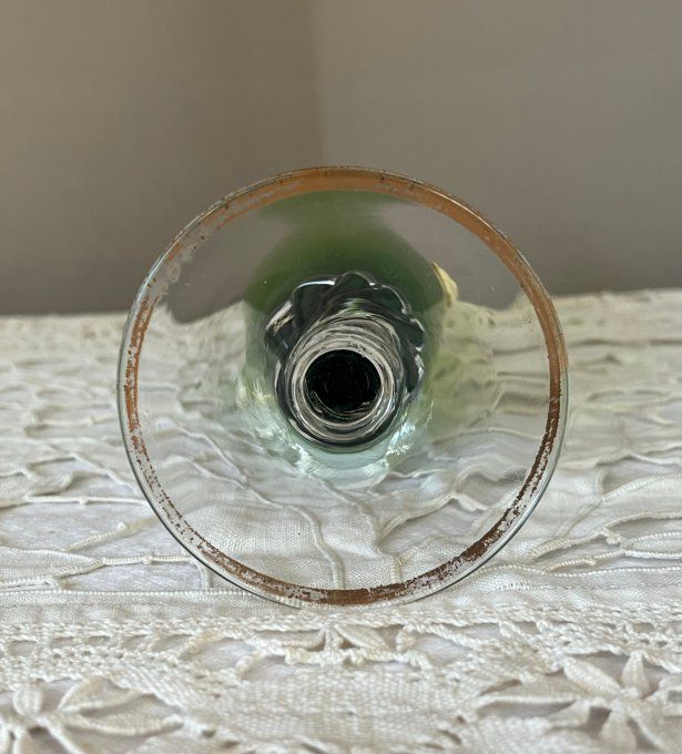 Vase soliflore en verre vert néo-classique à piédouche torsadé et médaillon profil antique