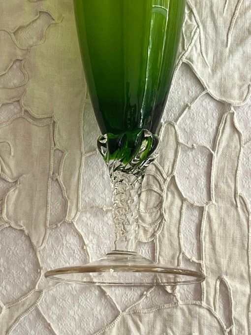 Vase soliflore en verre vert néo-classique à piédouche torsadé et médaillon profil antique