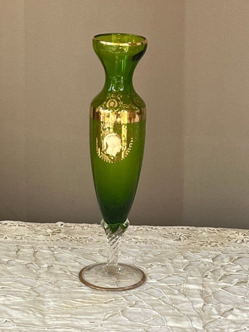 Vase soliflore en verre vert néo-classique à piédouche torsadé et médaillon profil antique