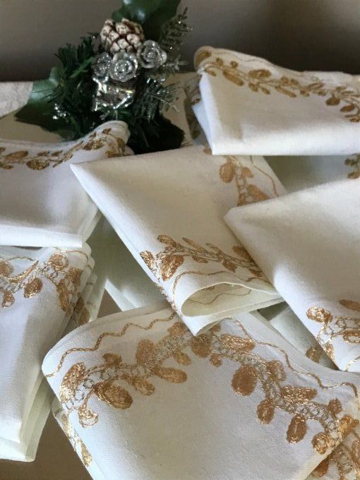 6 petites serviettes de table blanches à broderies dorées