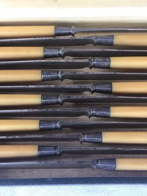 12 couteaux anciens Pinay Fortias, manches en corne, lames acier