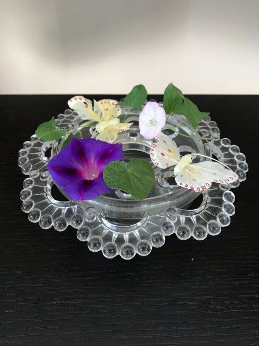 Ancien centre de table, pique fleurs en verre