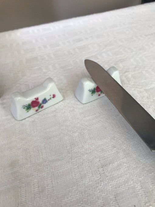 12 Porte-couteaux fleuris en porcelaine