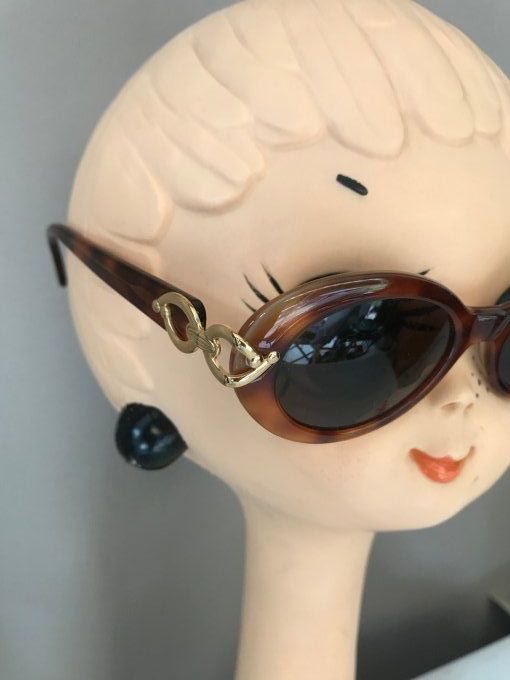 Paire de lunettes esprit vintage, monture écaille 
