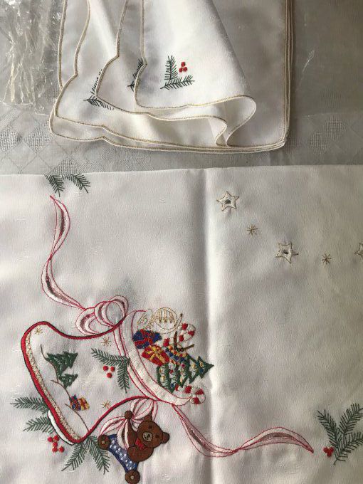 Jolie petite nappe carré motifs Noël avec ses 4 serviettes, Neuve