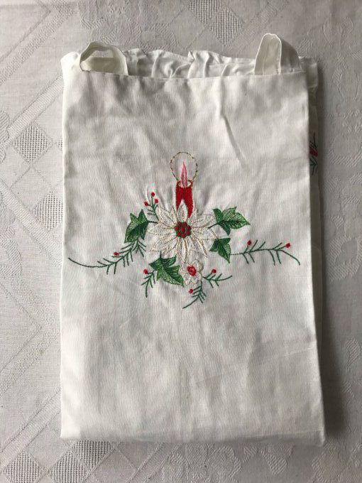 Joli tablier de Noël brodé + chemin de table, Neufs