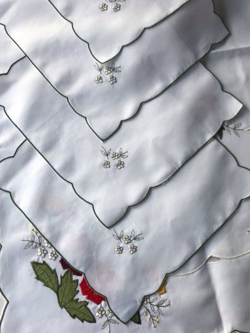 Petite nappe brodée avec ses 4 serviettes, Neuve