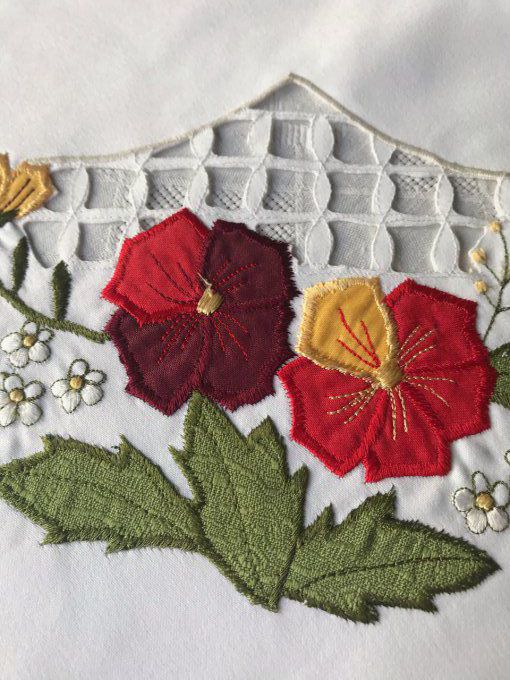 Petite nappe brodée avec ses 4 serviettes, Neuve