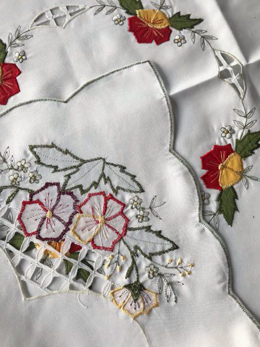 Petite nappe brodée avec ses 4 serviettes, Neuve