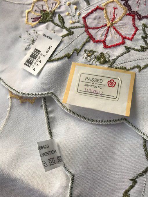Petite nappe brodée avec ses 4 serviettes, Neuve