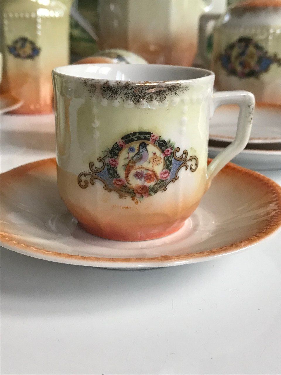 Service à café vintage en porcelaine, décor perles, médaillon