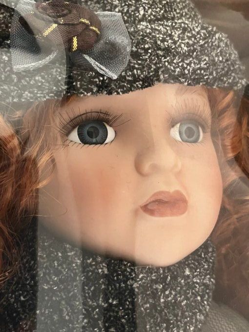 Poupée de collection, tête et membres en porcelaine, Neuve dans sa boite