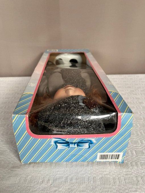 Poupée de collection, tête et membres en porcelaine, Neuve dans sa boite