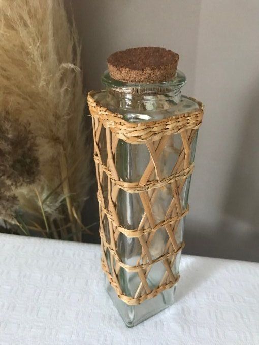 Vase, bouteille avec tressage en osier